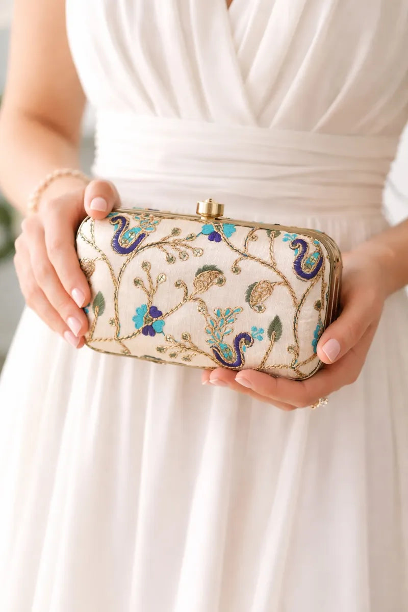 Handgeborduurde clutch – Royal Peacock NOESHI